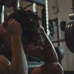 hombre-entrenando-en-el-gimnasio